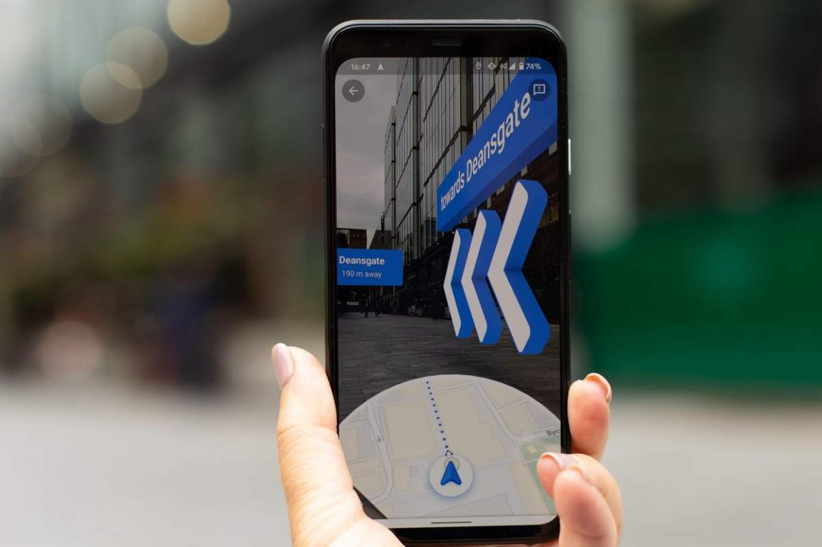Google Map Live View modul realitate augmentată cu săgeată în direcția Deansgate din The Avenue Spinningfields, Manchester