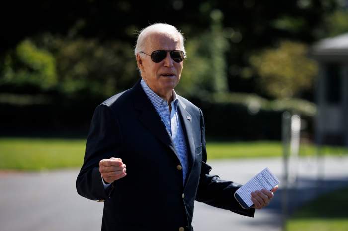 Joe Biden cu ochelari de soare