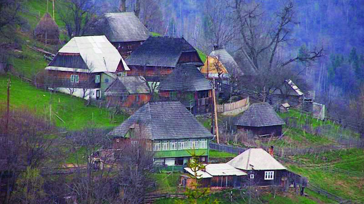 Sat autentic Romania Satul din România unde mai trăiesc doar 3 familii. Animale pe cale de dispariție și-au găsit adăpost în acest loc