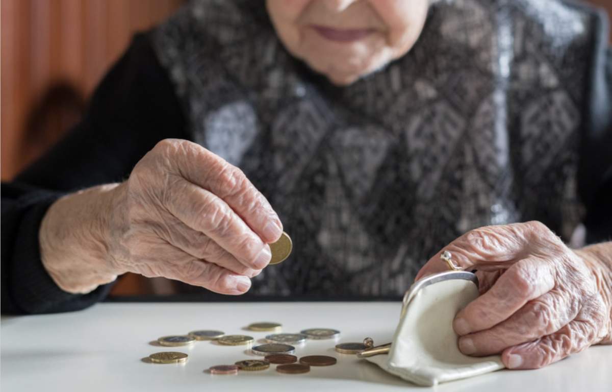 Femeie în varsta care numără banii Vești bune pentru vârstnici! Cresc pensiile pentru români. Când va avea loc majorarea
