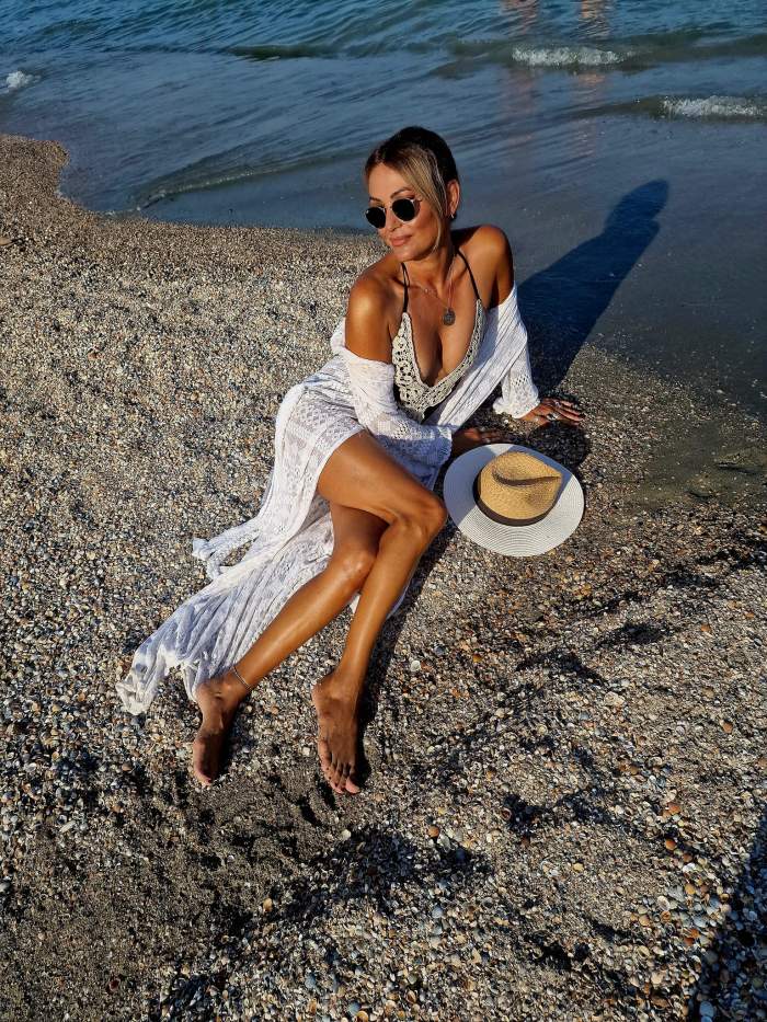 Anca Țurcașiu pe plajă