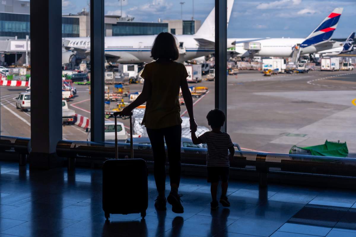 femeie si copil in aeroport