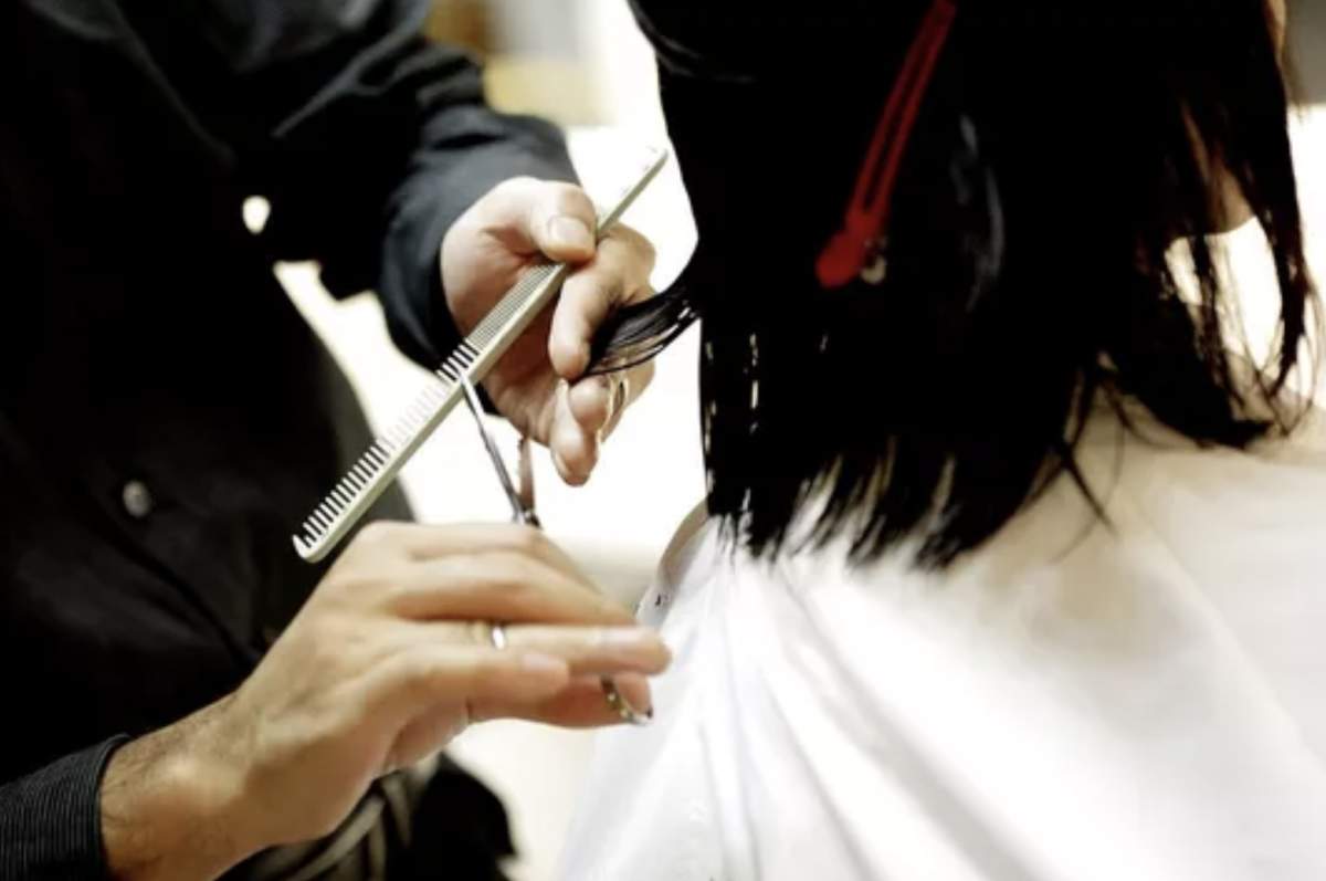 Femeie care este tunsa la salon Ce tunsori se poartă toamna aceasta. Ce schimbări de look pot aborda femeile pe finalul anului 2023