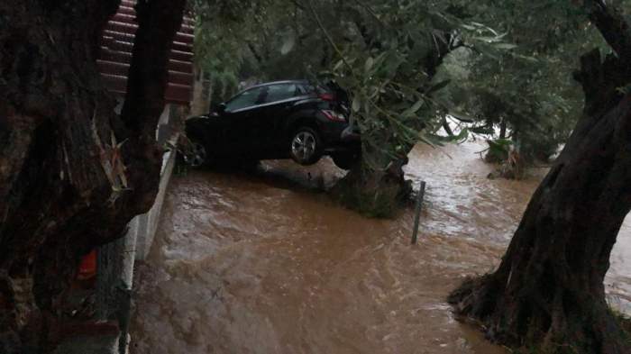 Scene de groază în Grecia! Zeci de turiști români au rămas blocați pe un feribot. Valurile uriașe au creat panică