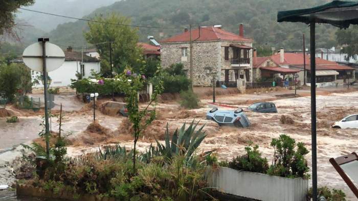 Scene de groază în Grecia! Zeci de turiști români au rămas blocați pe un feribot. Valurile uriașe au creat panică