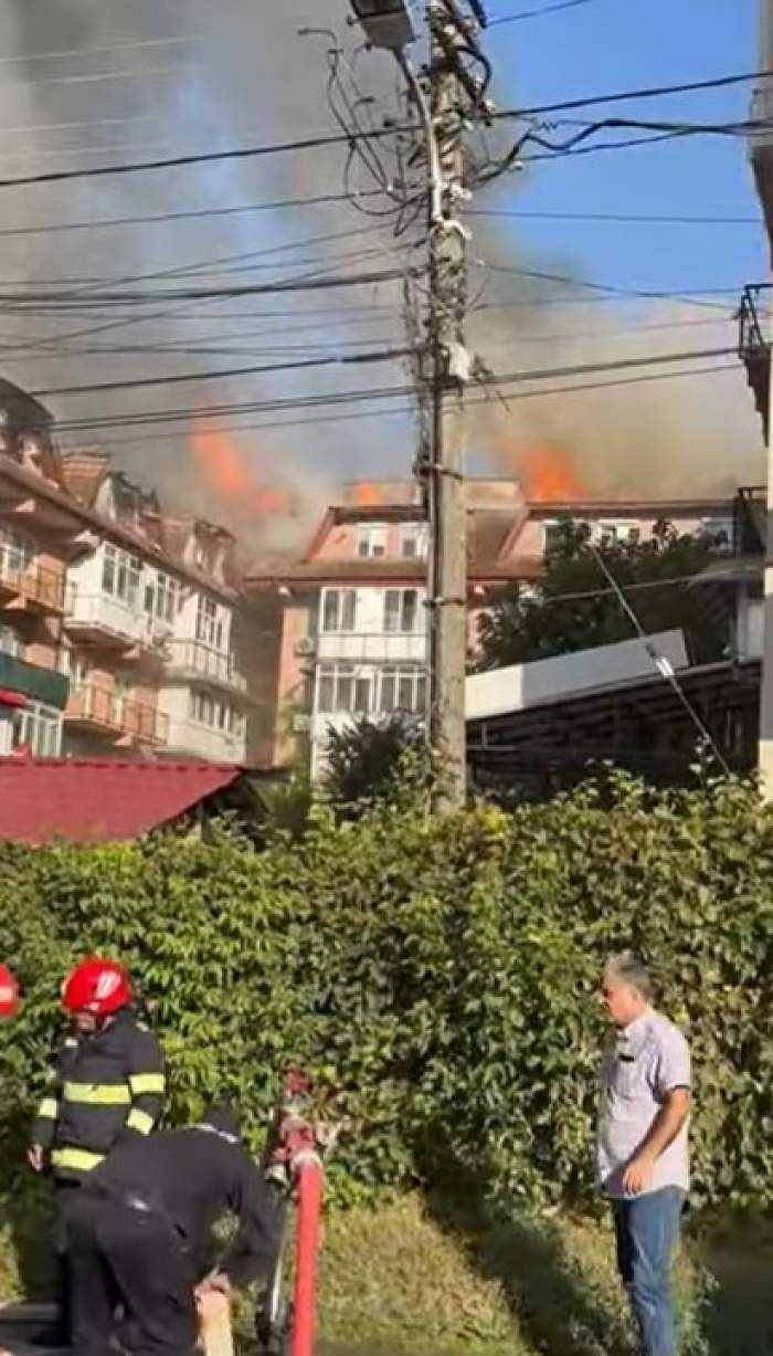 Incendiu puternic în Craiova. Mansarda unui bloc a luat foc. Locatarii i-au agresat pe pompierii care încercau să stingă flăcările / FOTO