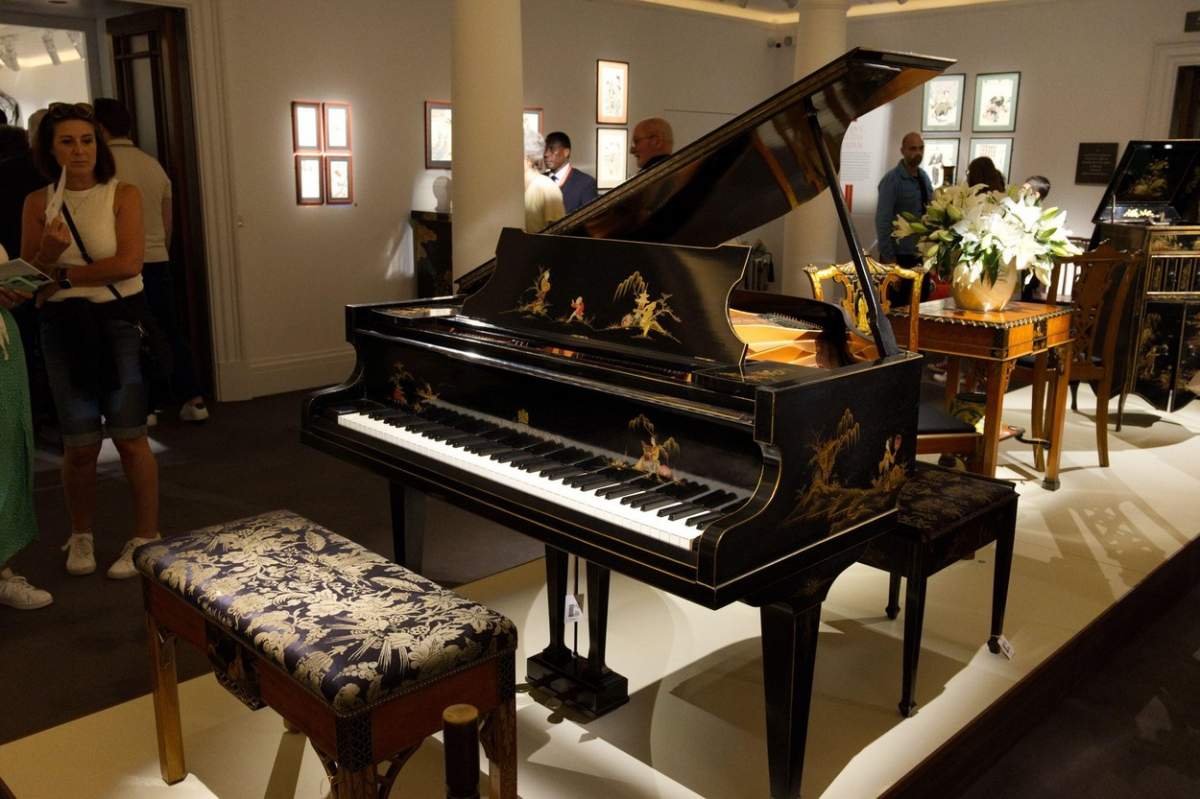 Pianul cu cotă deținut de Freddie Mercury - scos la licitație la expoziția Sotheby's Freddie Mercury: A World of His Own
