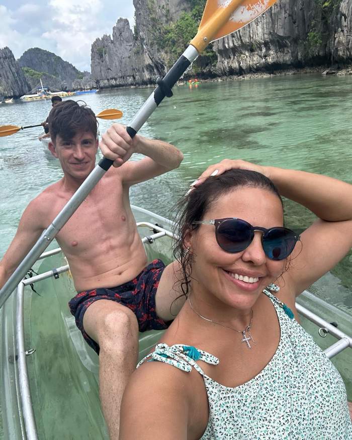 Andreea Popescu și Rareș Cojoc în barcă