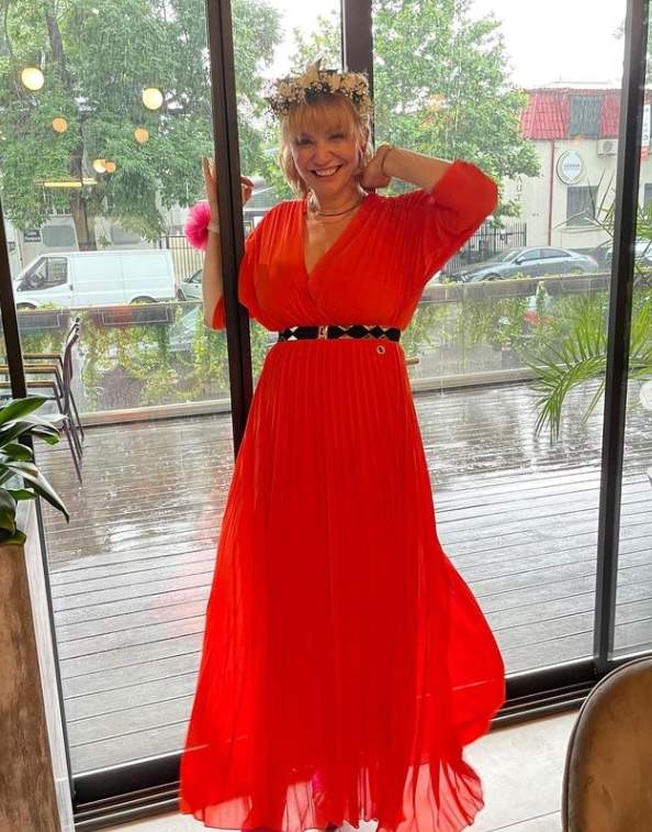 cristina cioran in rochie rosie