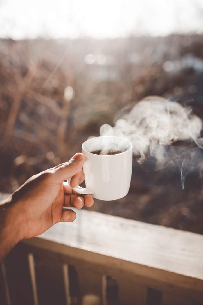 o cană cu cafea