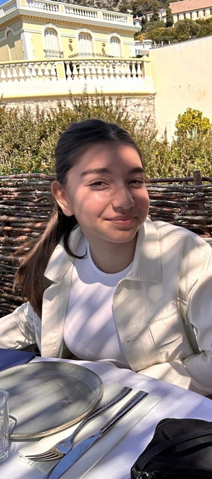 O fată de 14 ani din București a dispărut. Dacă o vezi, sună de urgență la 112! Polițiștii sunt în alertă