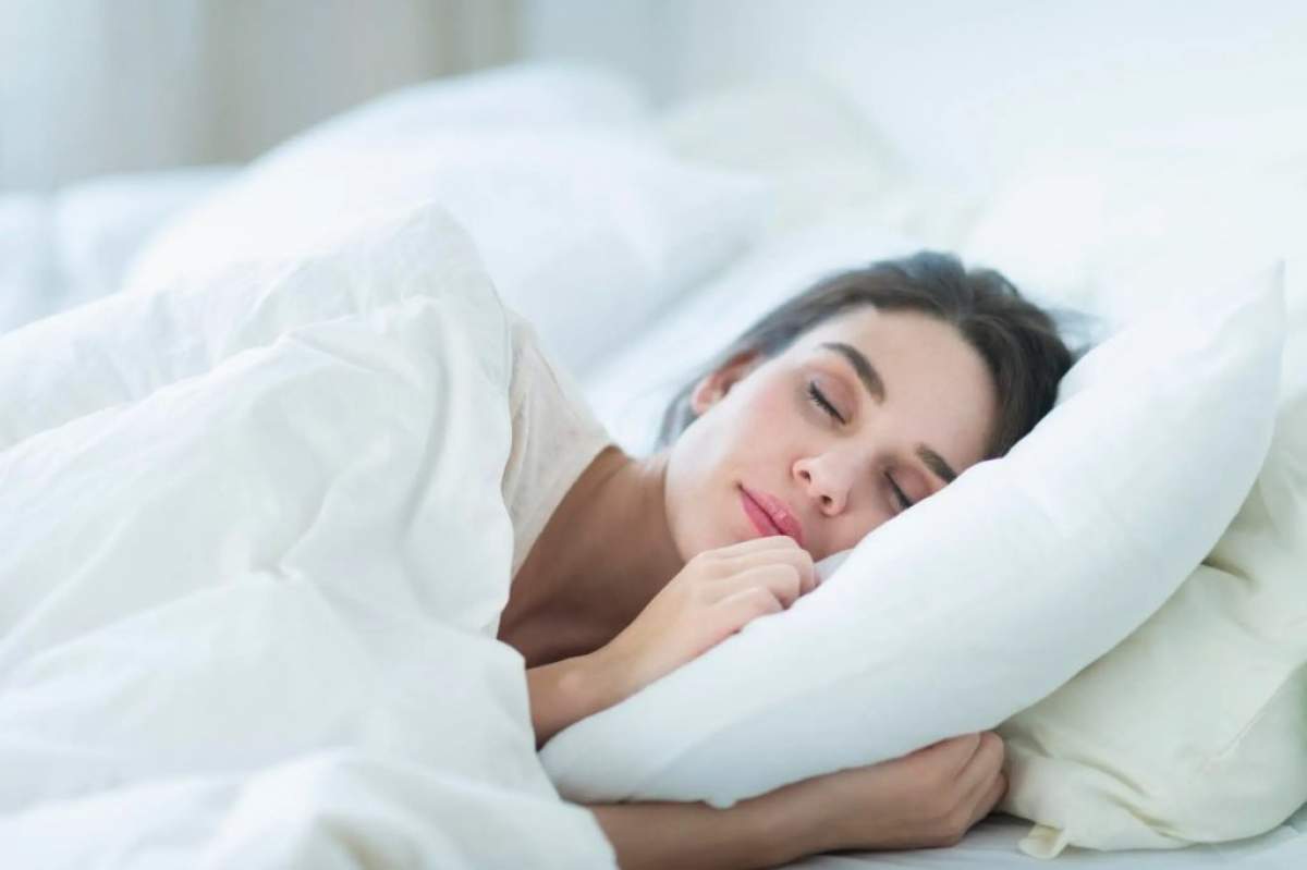 De ce nu trebuie să dormi pe spate. Poziția de somn îți poate crea probleme de sănătate grave