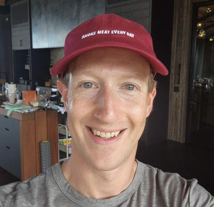 Mark Zuckerberg, selfie cu o șapcă roșie