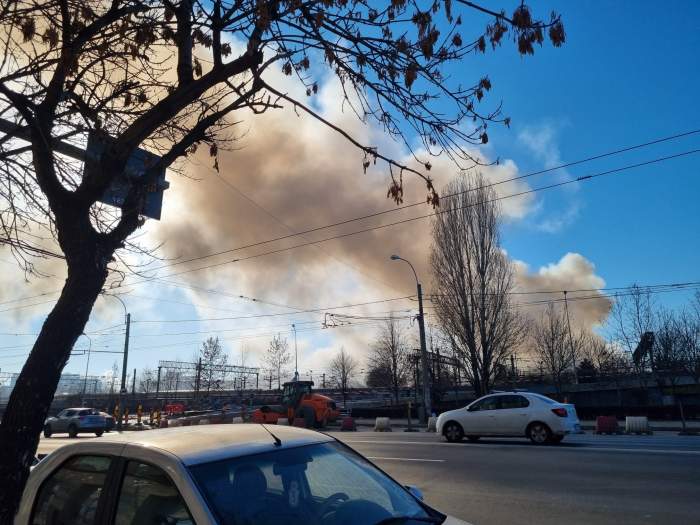Incendiu puternic în București, după ce două vagoane au luat foc în zona de triaj dintre Gara Basarab și Podul Grant. Au fost trimise mesaje RO-Alert