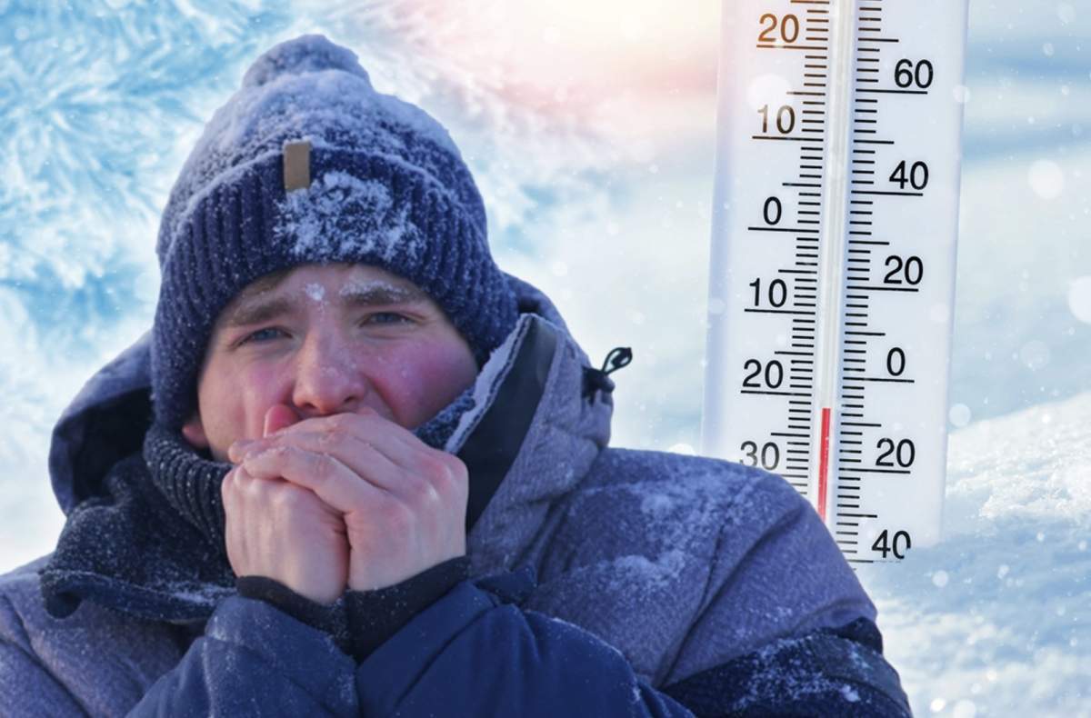 Un bărbat stă cu mâinile la gură în frig