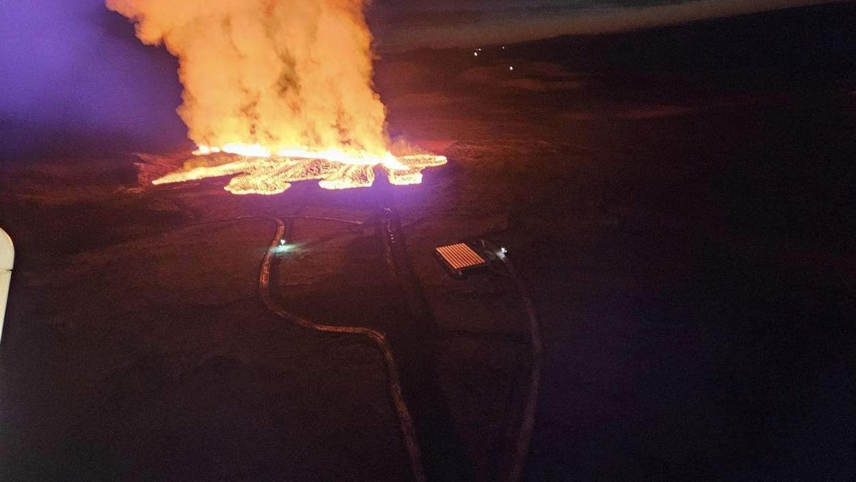 Stare de urgenţă în Islanda, după ce a erupt vulcanul din Grindavik! A fost evacuată o comunitate întreagă / FOTO