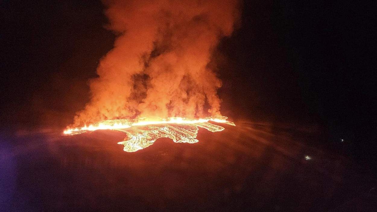 Stare de urgenţă în Islanda, după ce a erupt vulcanul din Grindavik! A fost evacuată o comunitate întreagă / FOTO