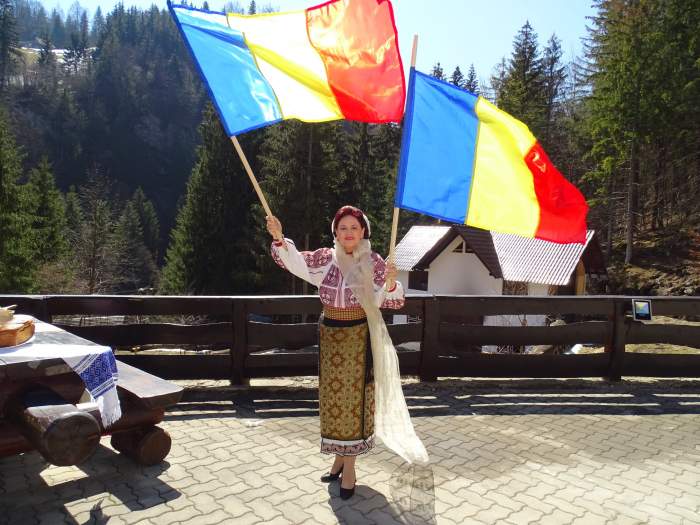 Elisabeta Turcu flutură staegul României