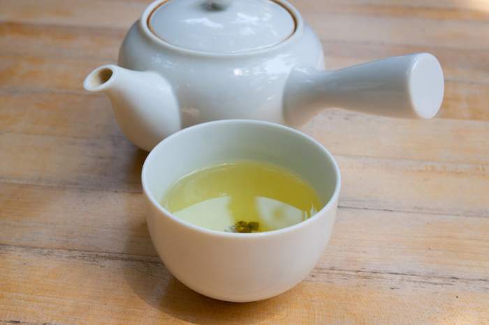 O ceașcă de ceai și un ceainic pe o masă