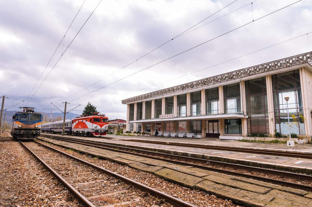 două trenuri în gară