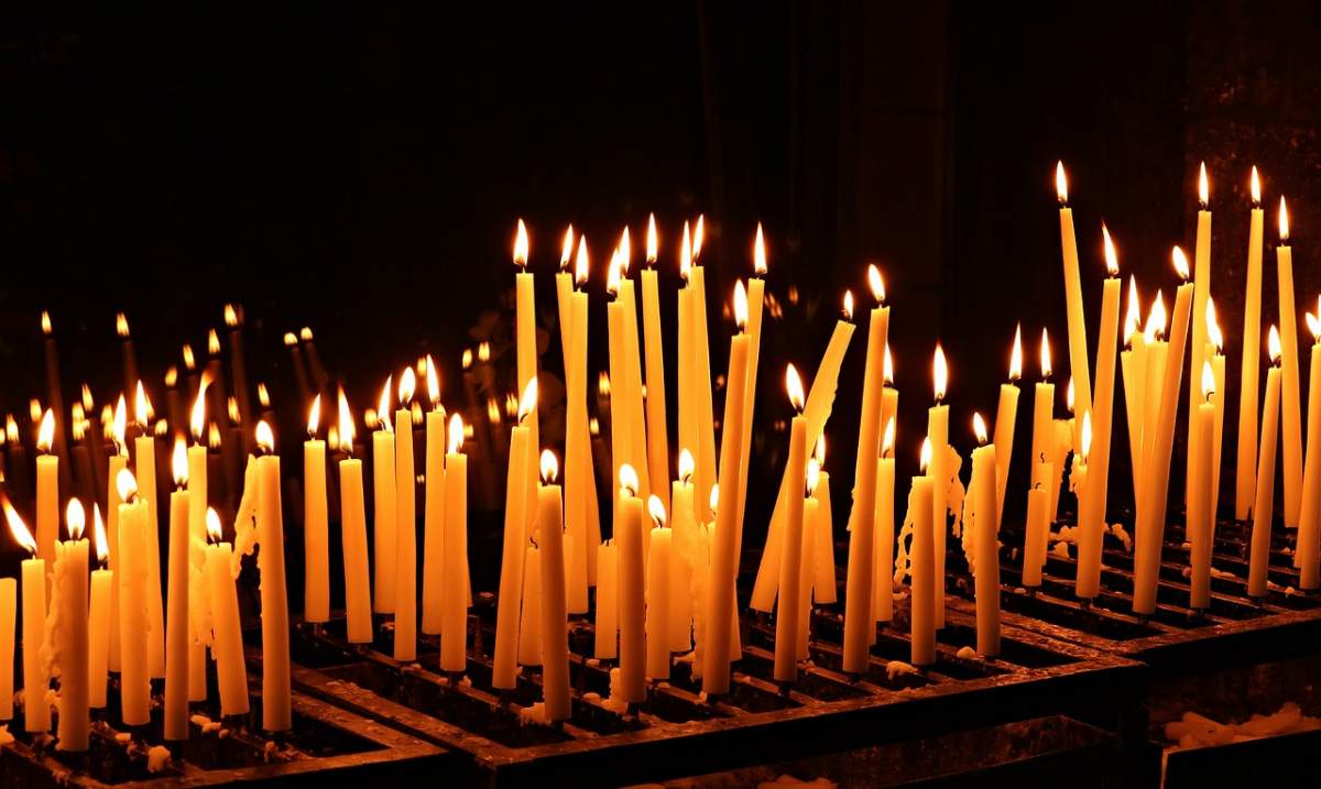 lumanari aprinse in biserica