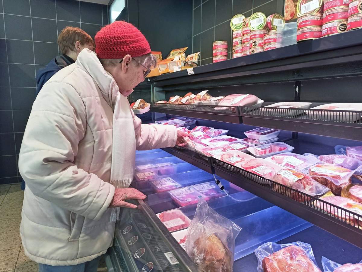 o femeie într-un supermarket