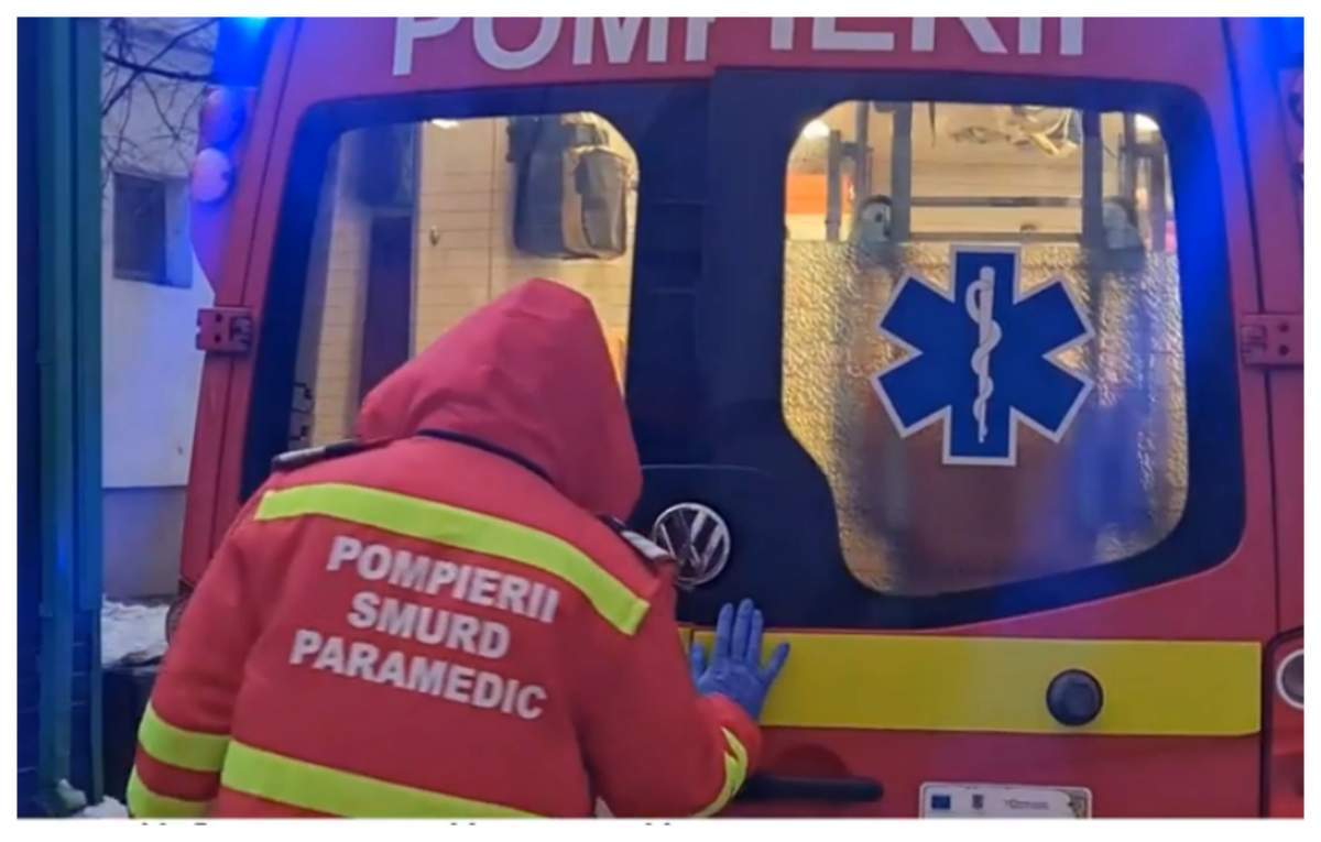 o mașină de pompieri și un medic