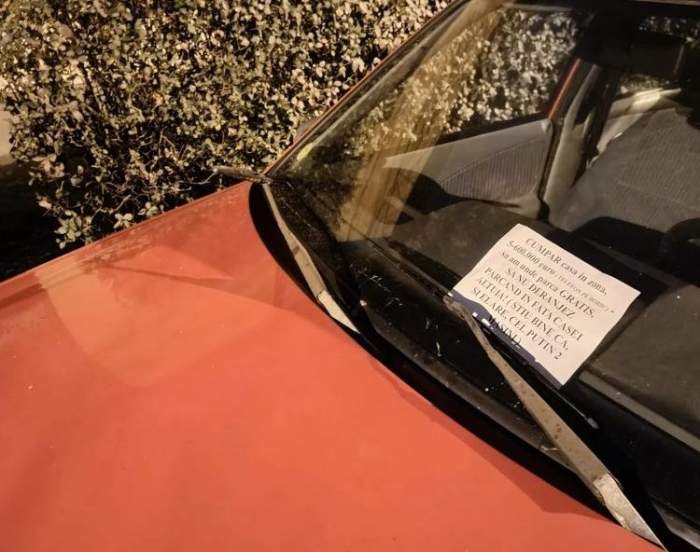 Mesajul lăsat de un bărbat unui şofer care a parcat în faţa locuinței lui: „Nimeni nu are bani...”. Ce scria pe bilet a șocat pe toată lumea / FOTO