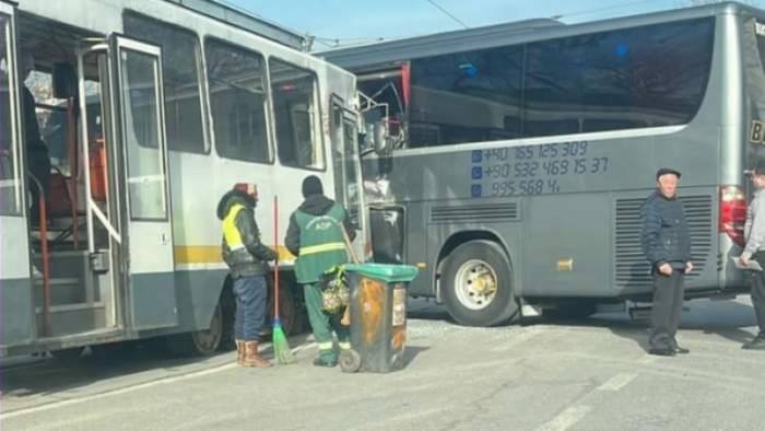 Accident grav în București! Un autocar a fost lovit de un tramvai, în zona Gării Filaret / FOTO