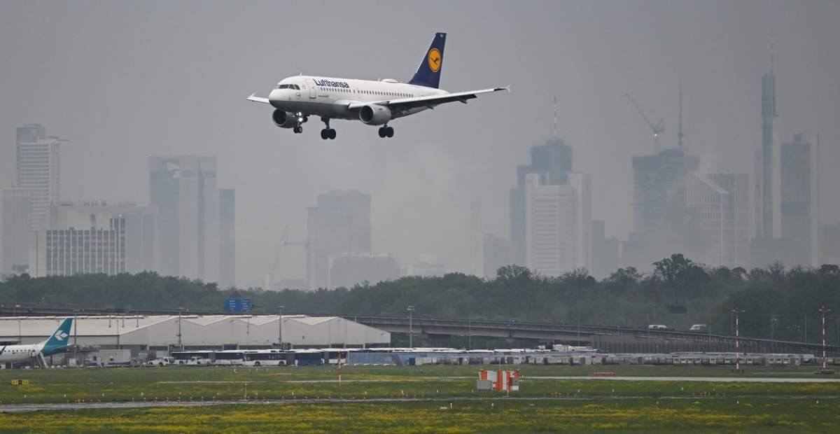 Un Airbus Lufthansa aterizează în ploaie la aeroportul din Frankfurt