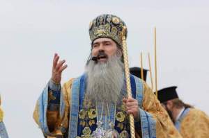 ÎPS Teodosie a ajuns la DNA și urmează să fie audiat. Primele declarații ale Arhiepiscopului Tomisului: ”Am adus Sfânta Liturghie”