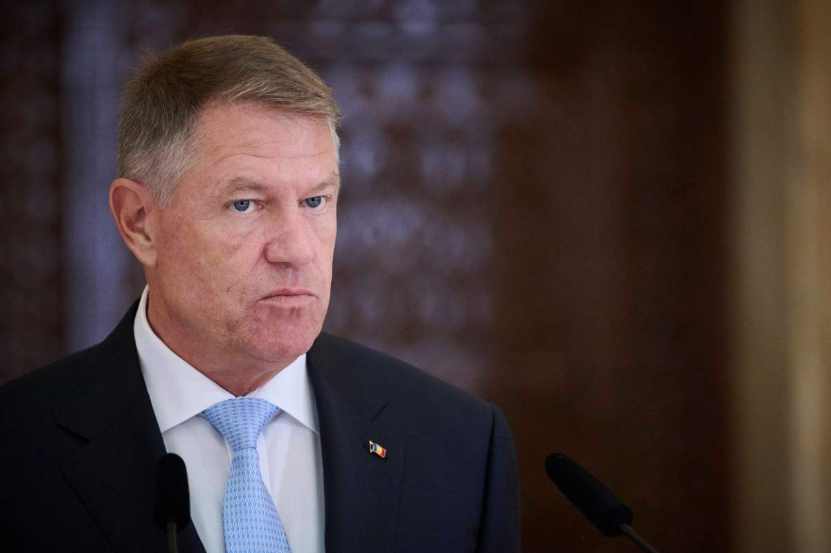 Klaus Iohannis în costum, îngândurat