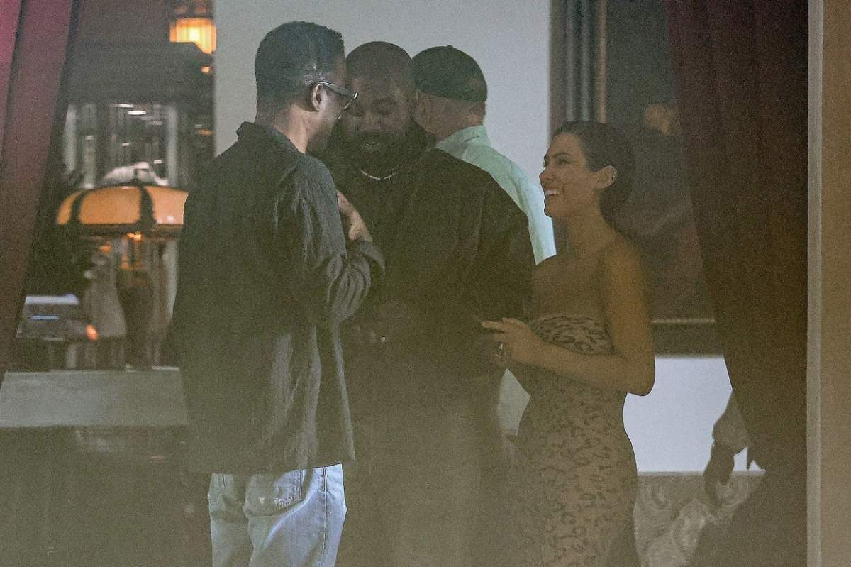 Kanye West își arată protezele de titan de 850.000 USD în timpul unei excursii cu Bianca Censori și Chris Rock la Chateau Marmont.