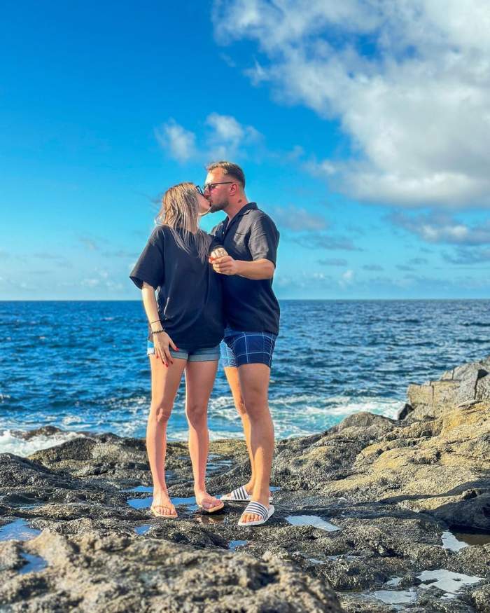 Un fost concurent de la Mireasa și-a cerut iubita în căsătorie, în Tenerife. Cei doi se pregătesc să devină și părinți pentru prima dată: „Da cât un milion de cuvinte” / FOTO