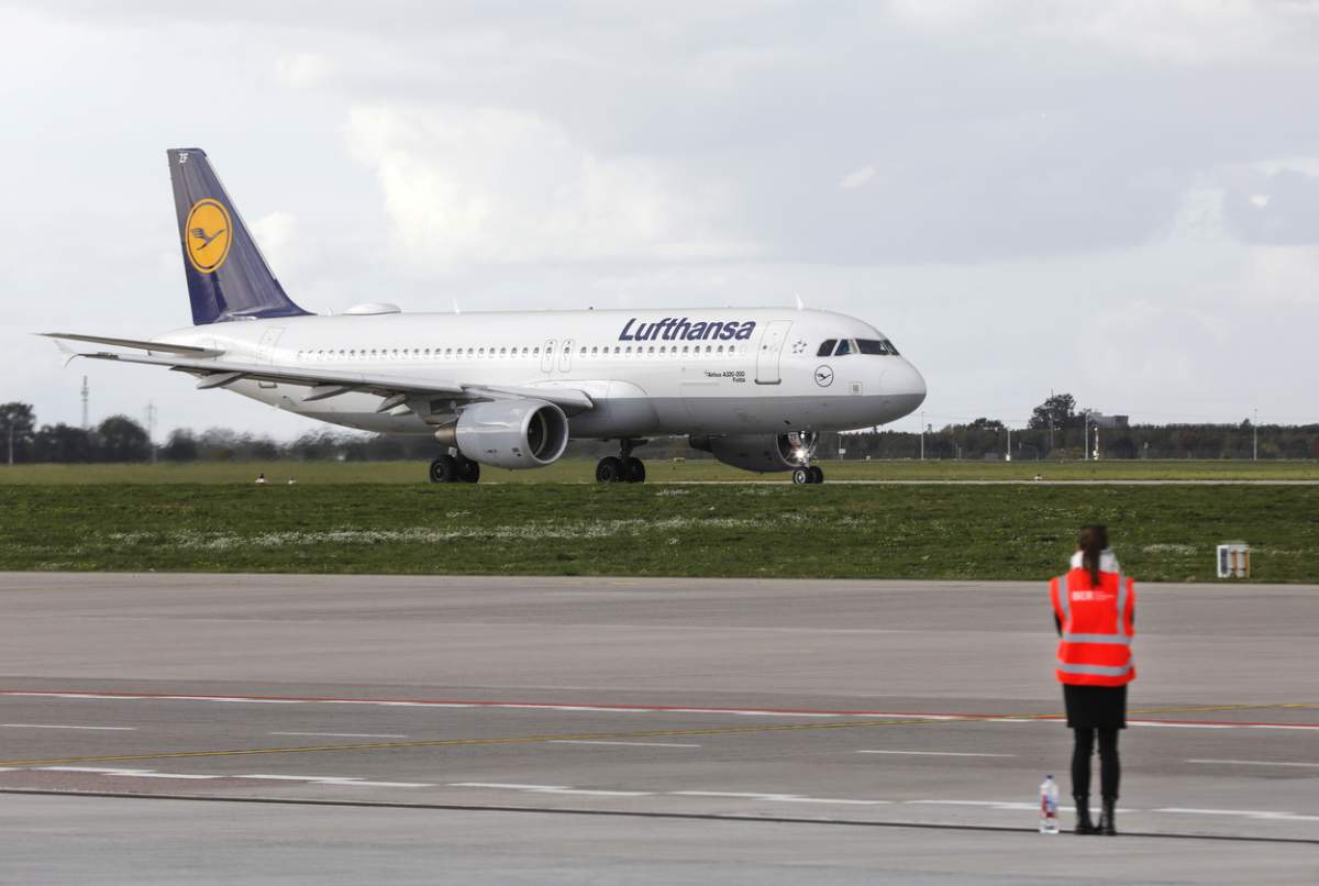 Airbus A320 Fulda de la Lufthansa zburând peste asfaltul aeroportului BER, Schönefeld, 11 octombrie 2022