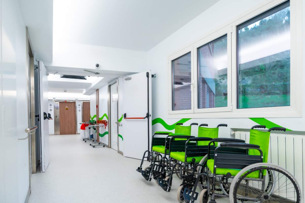 Coridorul unui spital cu scaune cu rotile pregătite pentru pacienți fără oameni în jur