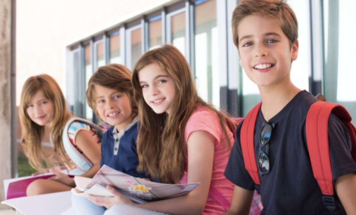 Elevi cu ghiozdane Elevii se apropie de finalul vacanței de iarna din 2023-2024