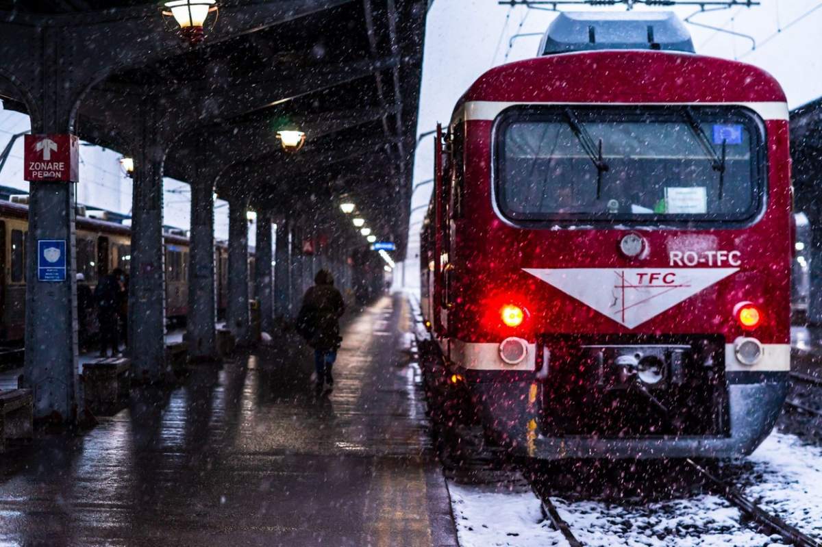 un tren în gară