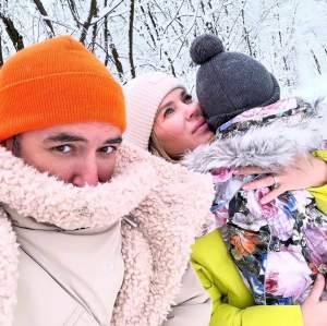 Tablou de familie! Gina Pistol, alături de Smiley și Josephine, în zăpadă. Cum se bucură de vreme / FOTO