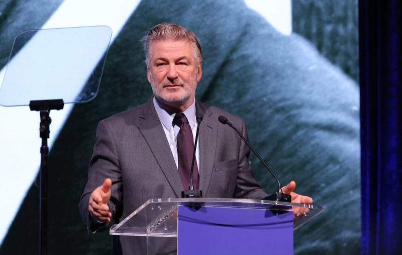 Alec Baldwin este acuzat din nou de omor, pentru împuşcarea mortală a directoarei de imagine a filmului "Rust"