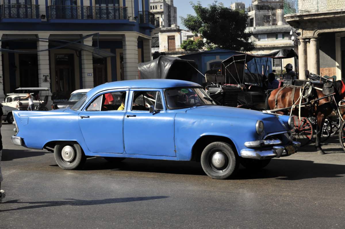 Mașină de epocă din anii 1950 în centrul Havanei, Centro Habana, Cuba, Antilele Mari, Caraibe, America Centrală, America