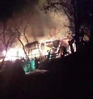 Bărbat imobilizat la pat, mort într-un incendiu devastator în Cluj. A fost ars de viu în propria locuință / FOTO