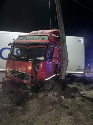 Accident mortal în Vâlcea. Un tânăr de 23 de ani a murit, după ce a intrat cu mașina într-un camion / FOTO