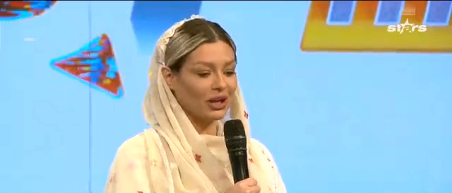Gabriela Vladu la Antena Stars, îmbrăcată în costum popular