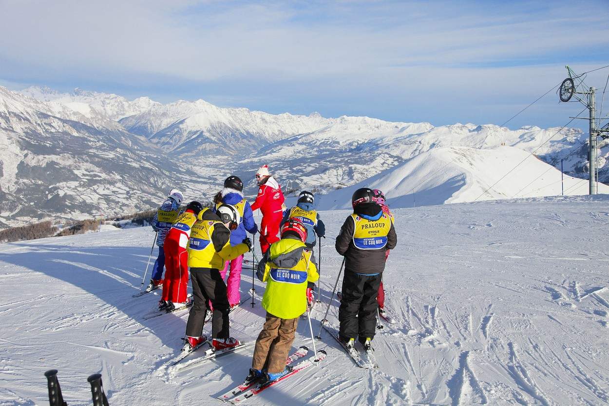 Mai mulți copii la ski