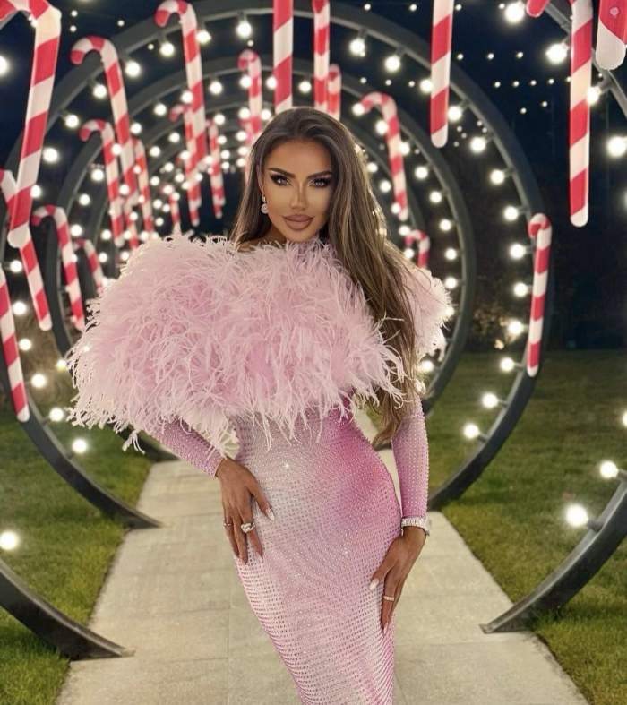 Bianca Drăgușanu într-o rochie roz