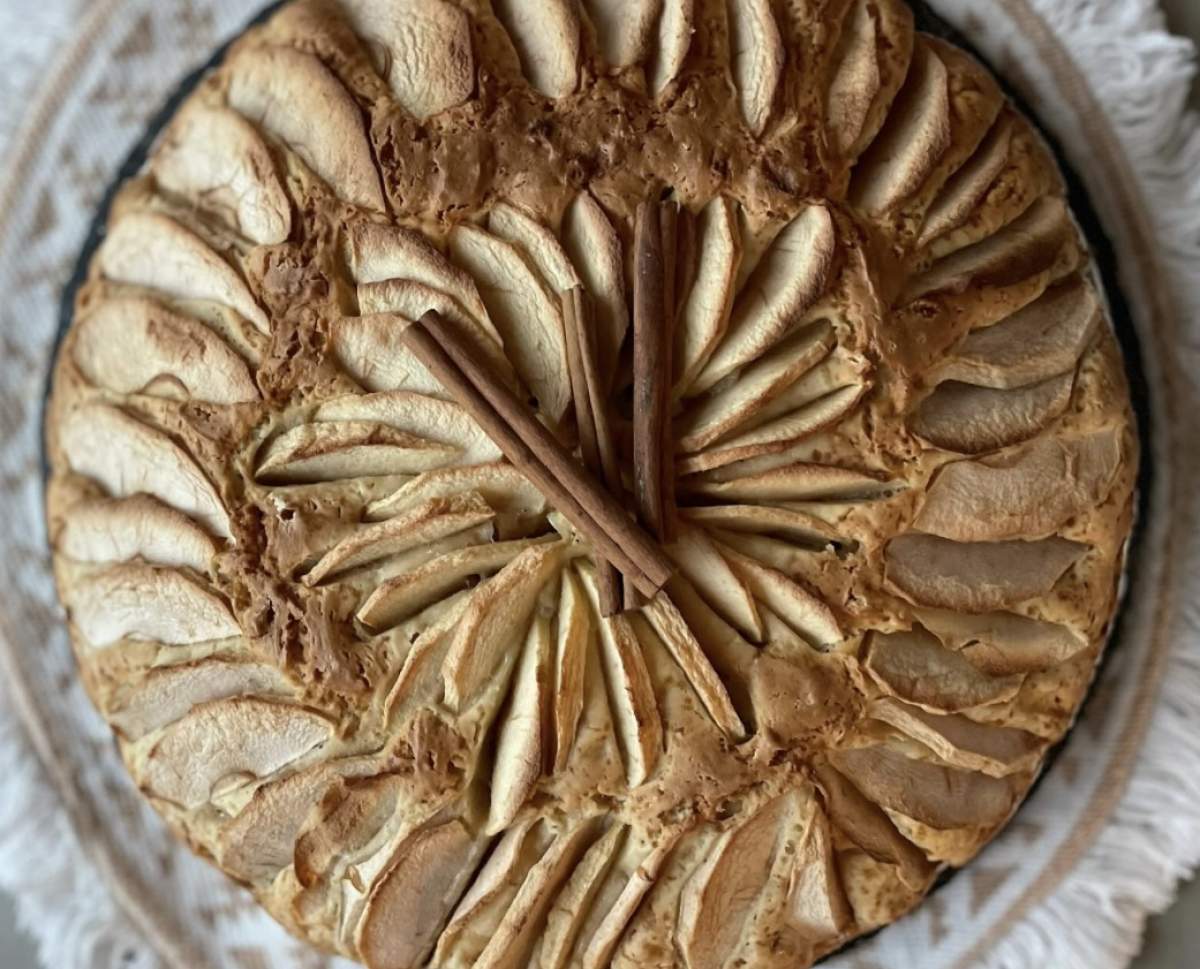Rețeta de prăjitură cu mere a Elwirei Petre are un ingredient secret in compoziție