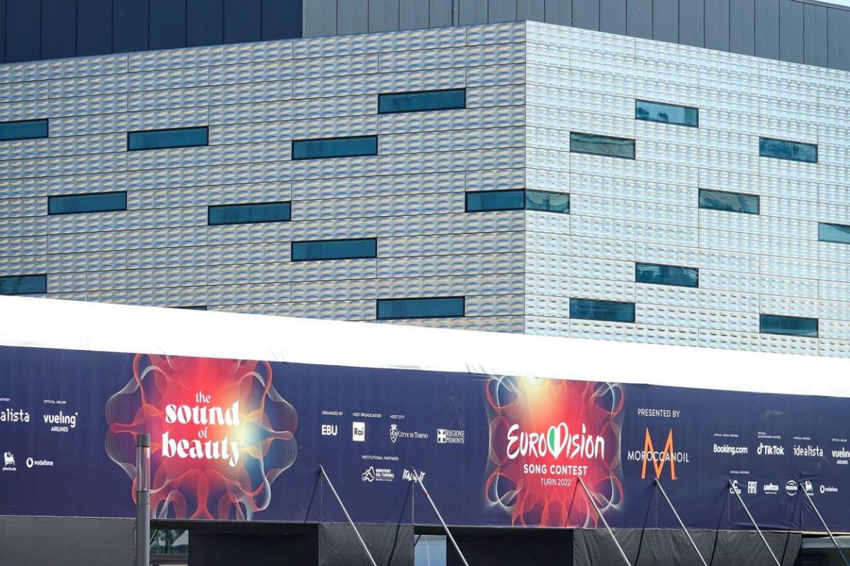 Sigla Eurovision Song Contest 2022 în afara Arenei, locul de desfășurare a finalei. Torino, Italia