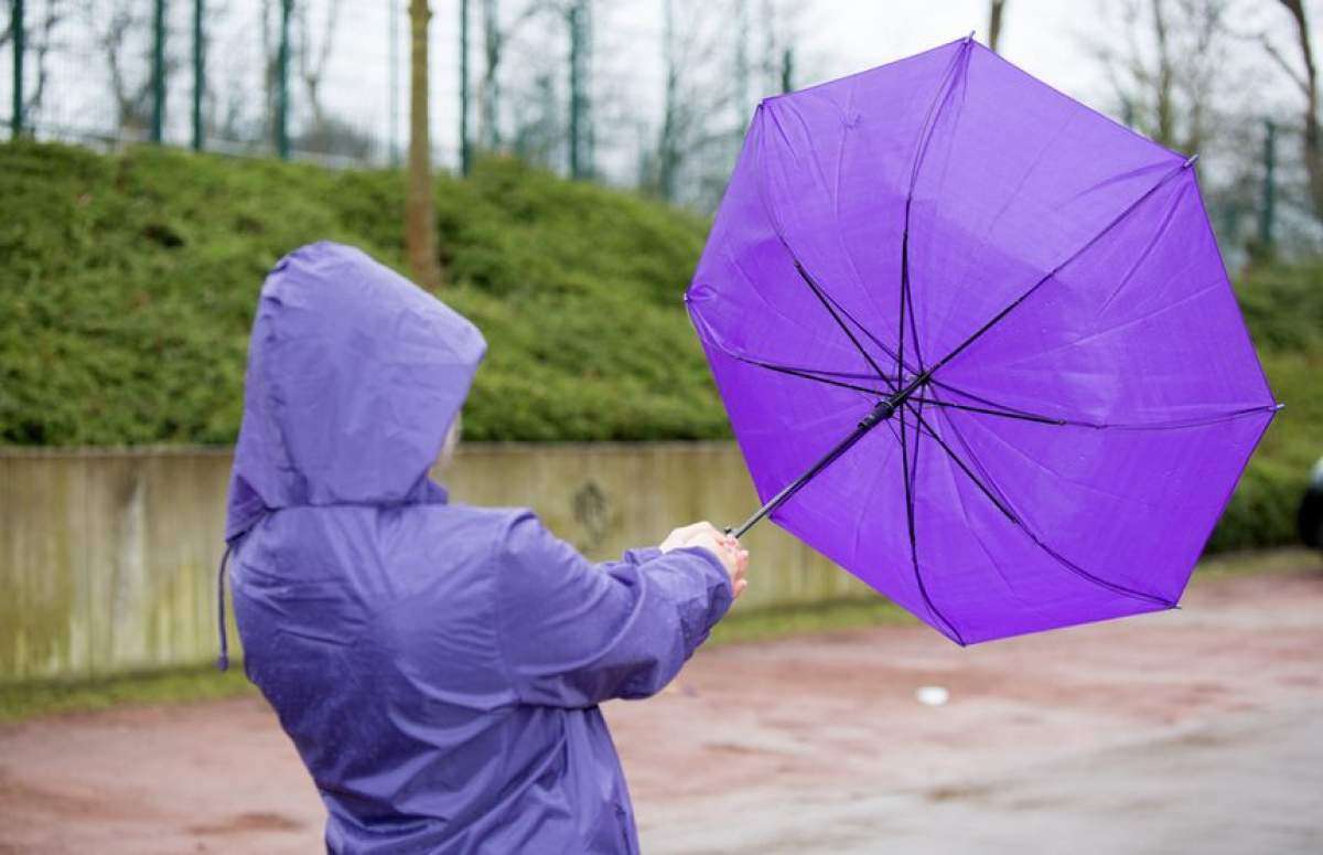 O femeie cu o umbrelă