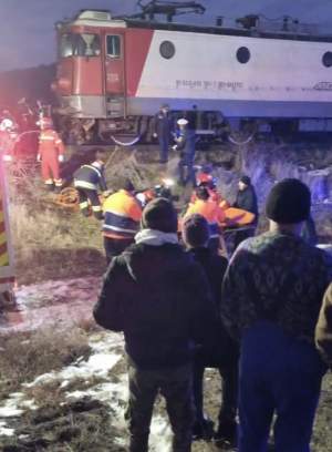 Accident mortal în județul Bacău. Două persoane şi-au pierdut viaţa, după ce un tren a intrat din plin într-un autoturism, la o trece de nivel cu calea ferată / FOTO